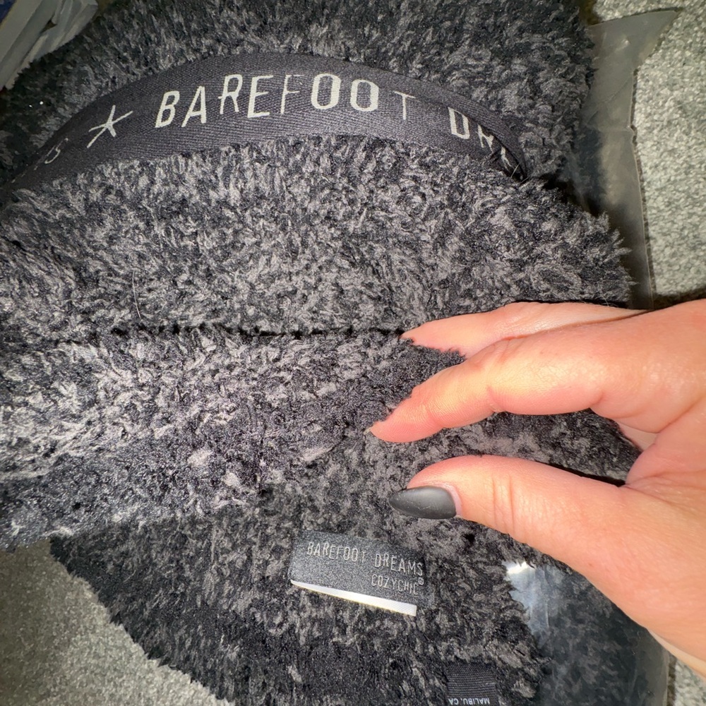 Barefoot Dreams Black Cozy Hat & Scarf - Picture 2 of 4